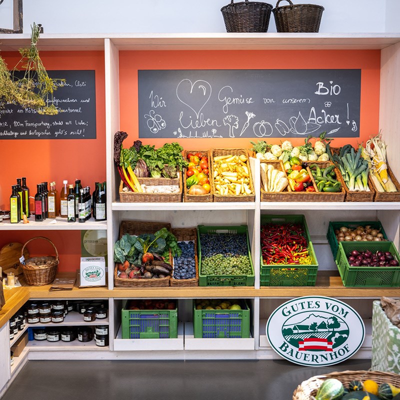 Regal mit Produkte aus der Landwirtschaft